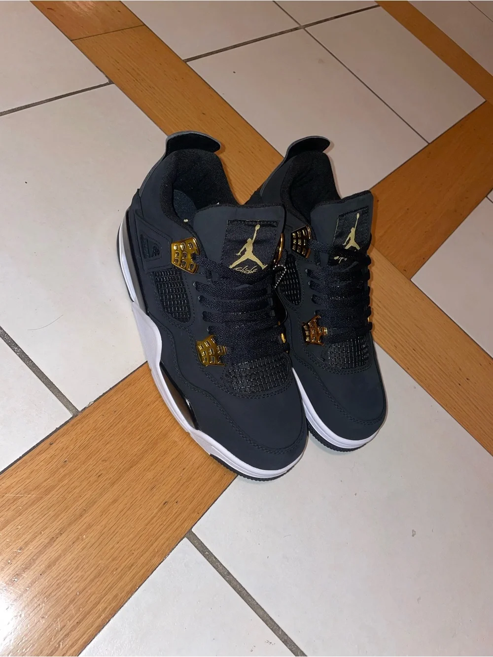 Jordan4 royalty Men’s Retro Sneakers (no box) was damaged